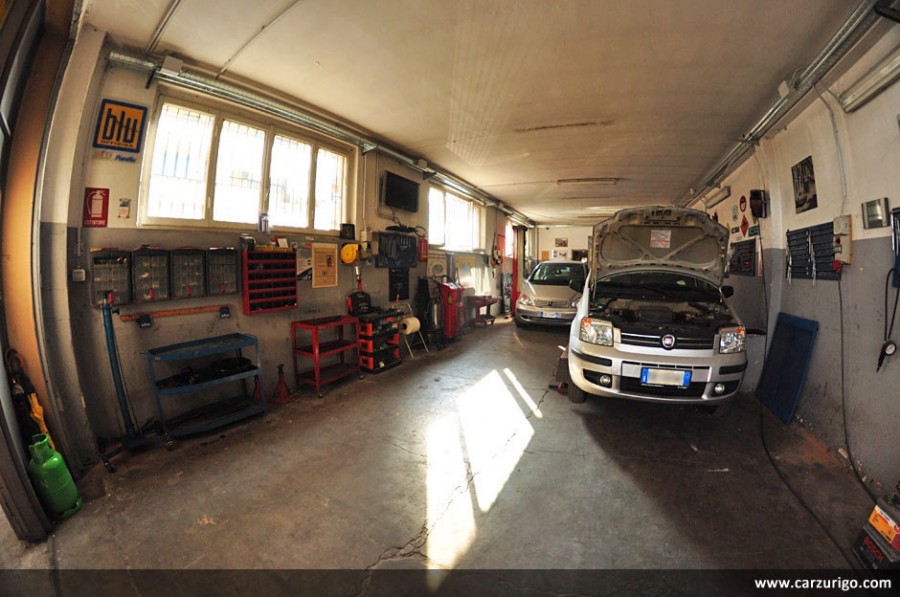 Interno dell'officina CarZurigo a Milano